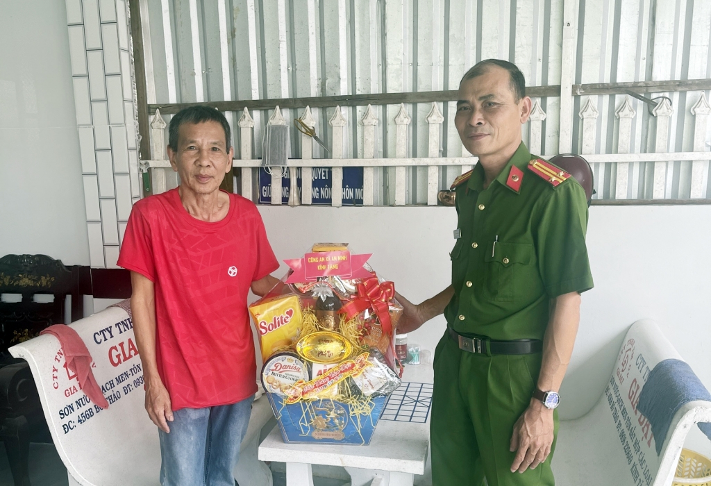 Cần Thơ: Ấm áp lễ trao quà Tết cho hội viên cựu CAND tại xã Long Hưng và An Ninh Cần Thơ: Ấm áp lễ trao quà Tết cho hội viên cựu CAND tại xã Long Hưng và An Ninh