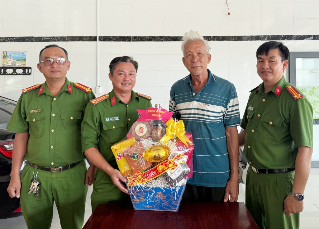 Cần Thơ: Ấm áp lễ trao quà Tết cho hội viên cựu CAND tại xã Long Hưng và An Ninh Cần Thơ: Ấm áp lễ trao quà Tết cho hội viên cựu CAND tại xã Long Hưng và An Ninh