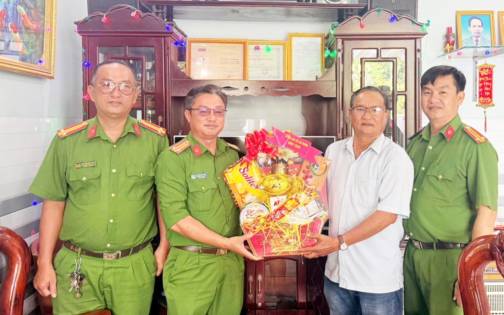 Cần Thơ: Ấm áp lễ trao quà Tết cho hội viên cựu CAND tại xã Long Hưng và An Ninh Cần Thơ: Ấm áp lễ trao quà Tết cho hội viên cựu CAND tại xã Long Hưng và An Ninh