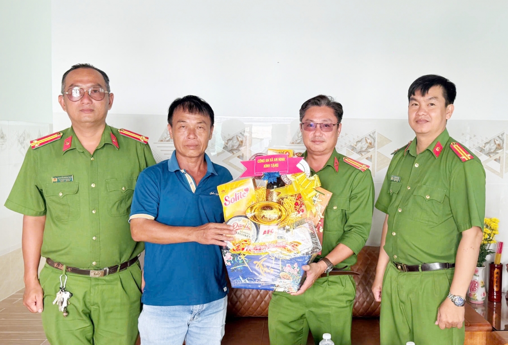 Cần Thơ: Ấm áp lễ trao quà Tết cho hội viên cựu CAND tại xã Long Hưng và An Ninh Cần Thơ: Ấm áp lễ trao quà Tết cho hội viên cựu CAND tại xã Long Hưng và An Ninh