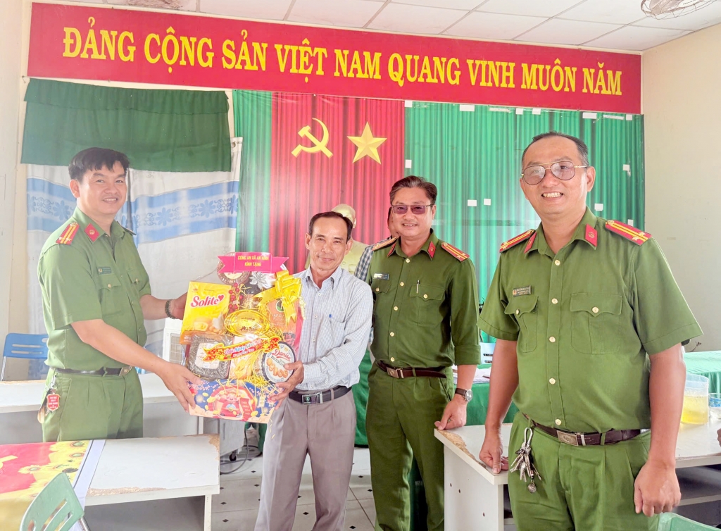 Cần Thơ: Ấm áp lễ trao quà Tết cho hội viên cựu CAND tại xã Long Hưng và An Ninh Cần Thơ: Ấm áp lễ trao quà Tết cho hội viên cựu CAND tại xã Long Hưng và An Ninh