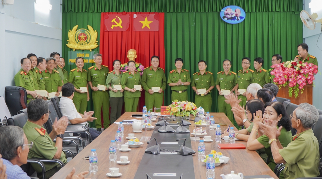 Anh hùng LLVT Nhân dân, Thiếu tướng Vũ Hùng Vương thăm, chúc Tết và làm việc với một số Chi hội Cựu CAND tại tỉnh Vĩnh Long