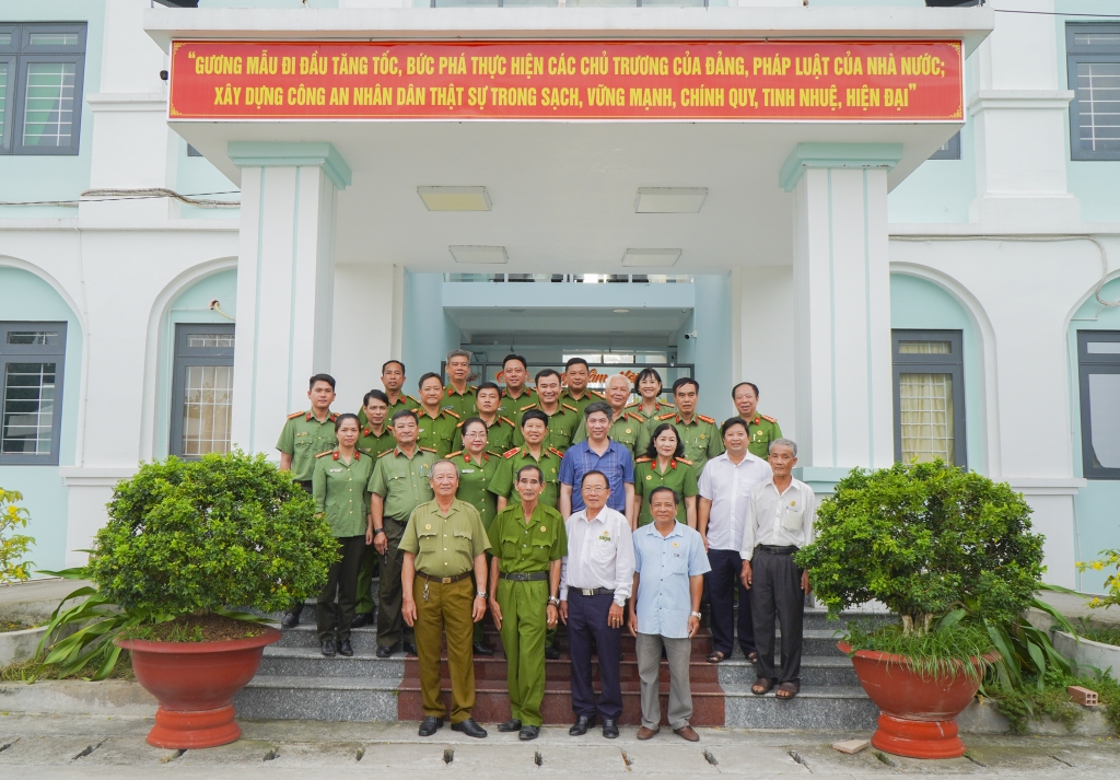 Anh hùng LLVT Nhân dân, Thiếu tướng Vũ Hùng Vương thăm, chúc Tết và làm việc với một số Chi hội Cựu CAND tại tỉnh Vĩnh Long