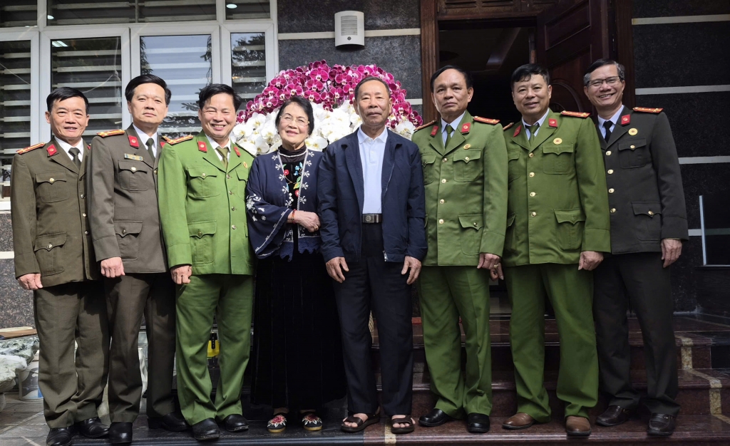 Ban Thường vụ Hội Cựu CAND tỉnh Phú Thọ mừng thọ 80 tuổi đồng chí Hoàng Xuân Cừ