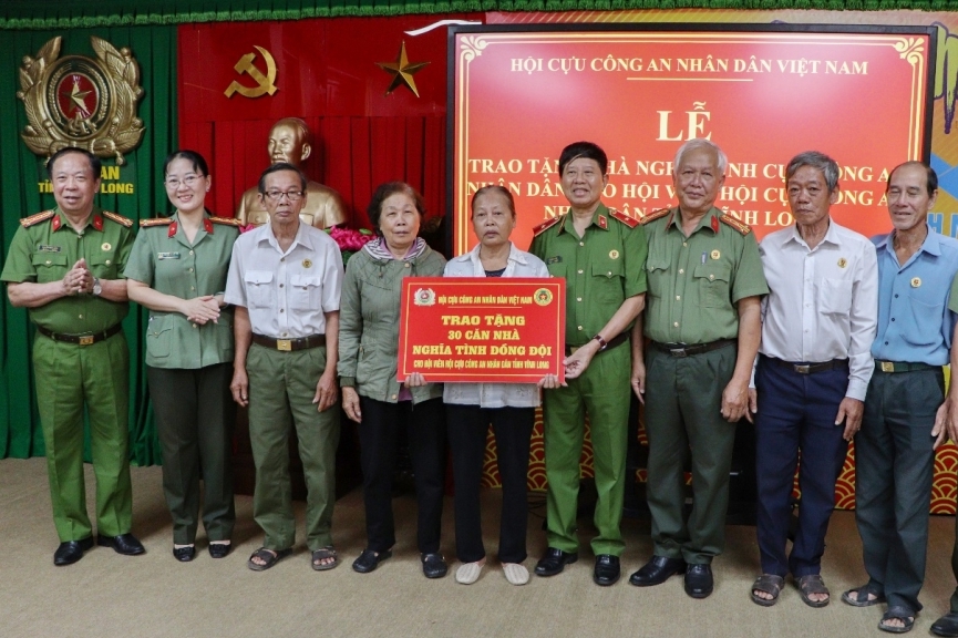 Hội Cựu CAND Việt Nam hỗ trợ 1,8 tỷ đồng xây nhà nghĩa tình Cựu CAND tại Vĩnh Long