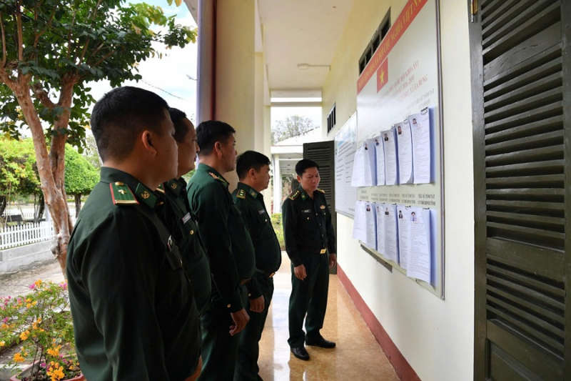 Rộn ràng lá phiếu nơi tuyến đầu Tổ quốc -0