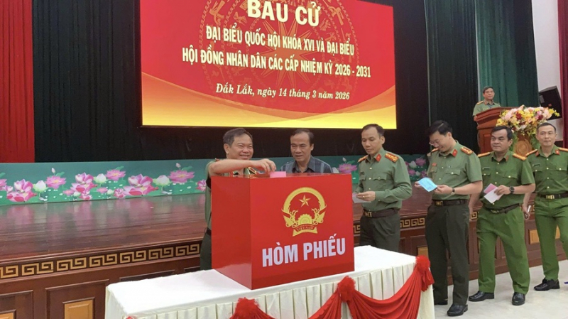 Rộn ràng lá phiếu nơi tuyến đầu Tổ quốc -0