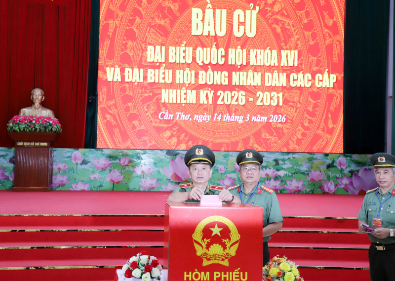 Cử tri là CBCS Công an, lực lượng tham gia bảo vệ ANTT cơ sở ở Cần Thơ hân hoan bỏ phiếu bầu cử sớm -0