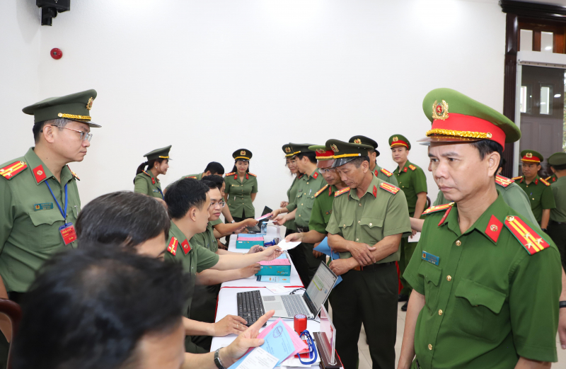 Cử tri là CBCS Công an, lực lượng tham gia bảo vệ ANTT cơ sở ở Cần Thơ hân hoan bỏ phiếu bầu cử sớm -0