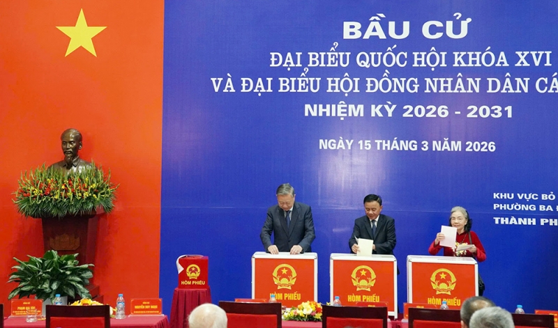 Cử tri cả nước thực hiện quyền và nghĩa vụ thiêng liêng của công dân