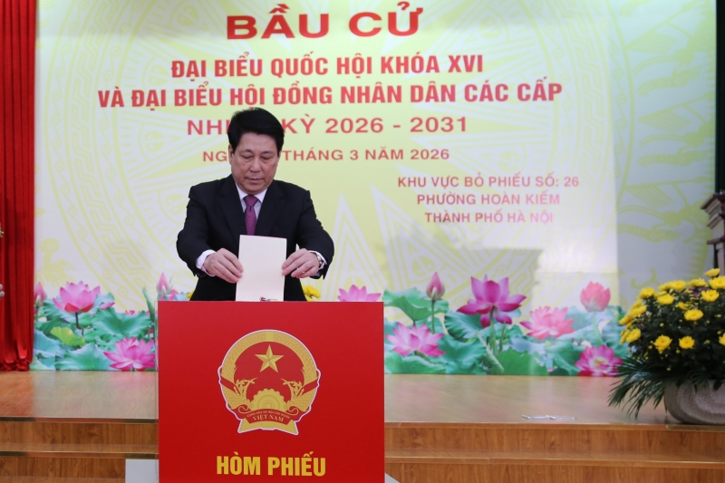 Cử tri cả nước thực hiện quyền và nghĩa vụ thiêng liêng của công dân