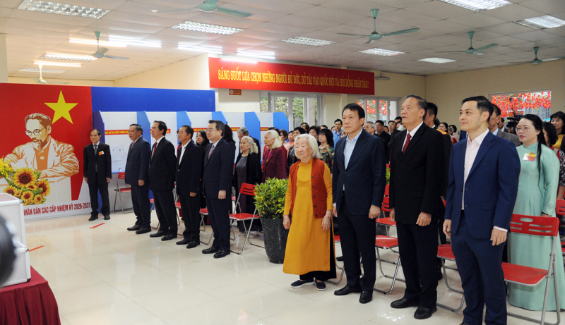 Cử tri cả nước thực hiện quyền và nghĩa vụ thiêng liêng của công dân