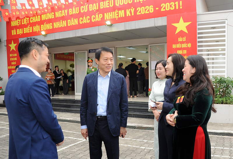 Cử tri cả nước thực hiện quyền và nghĩa vụ thiêng liêng của công dân