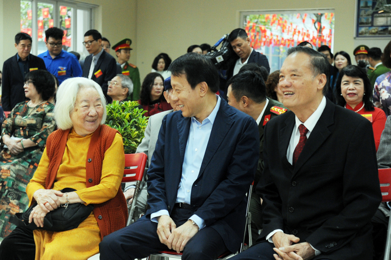 Cử tri cả nước thực hiện quyền và nghĩa vụ thiêng liêng của công dân