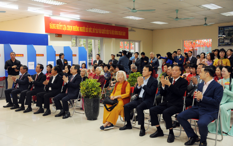 Cử tri cả nước thực hiện quyền và nghĩa vụ thiêng liêng của công dân