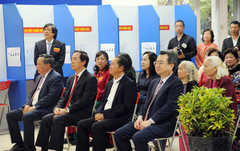 Cử tri cả nước thực hiện quyền và nghĩa vụ thiêng liêng của công dân