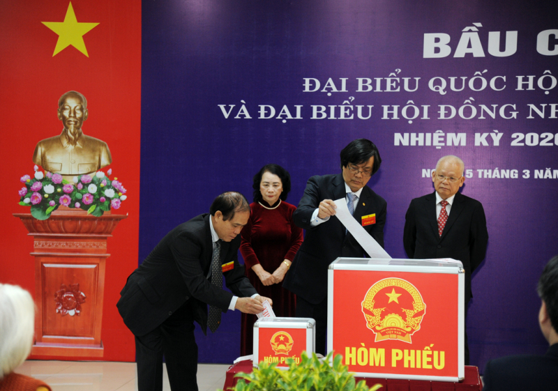 Cử tri cả nước thực hiện quyền và nghĩa vụ thiêng liêng của công dân