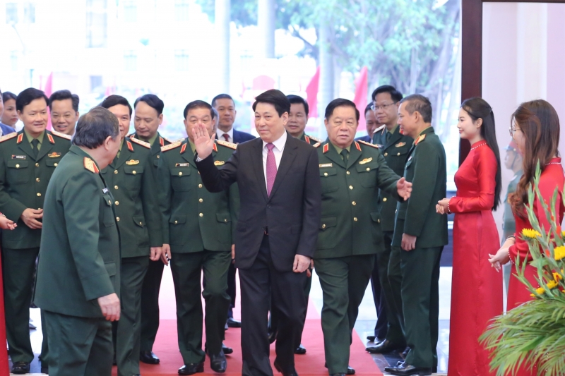 Cử tri cả nước thực hiện quyền và nghĩa vụ thiêng liêng của công dân