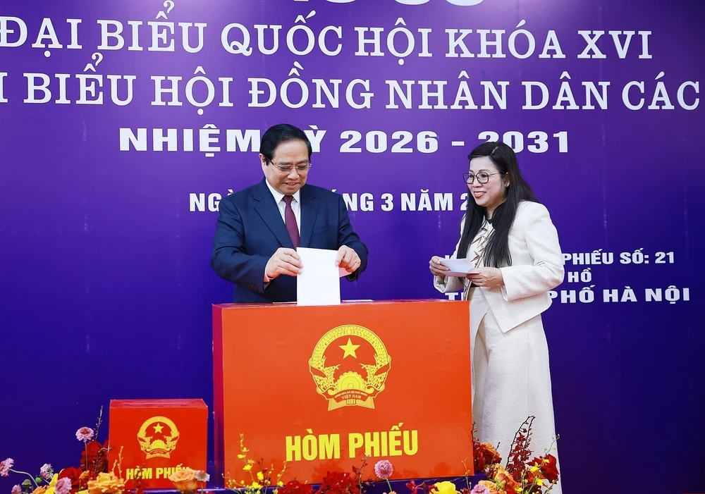 Cử tri cả nước thực hiện quyền và nghĩa vụ thiêng liêng của công dân