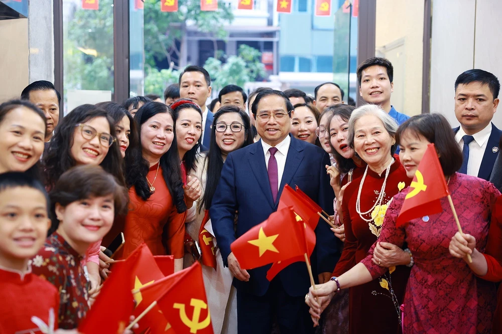 Cử tri cả nước thực hiện quyền và nghĩa vụ thiêng liêng của công dân