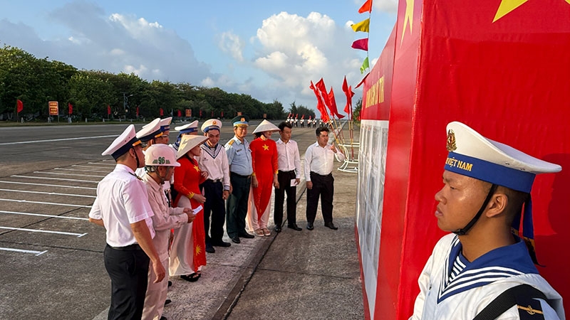 Cử tri cả nước thực hiện quyền và nghĩa vụ thiêng liêng của công dân