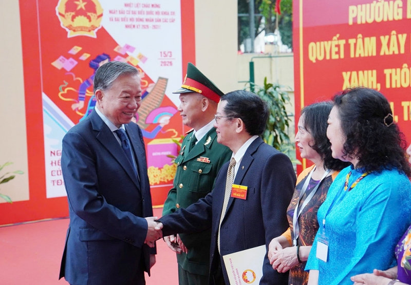 Cử tri cả nước thực hiện quyền và nghĩa vụ thiêng liêng của công dân