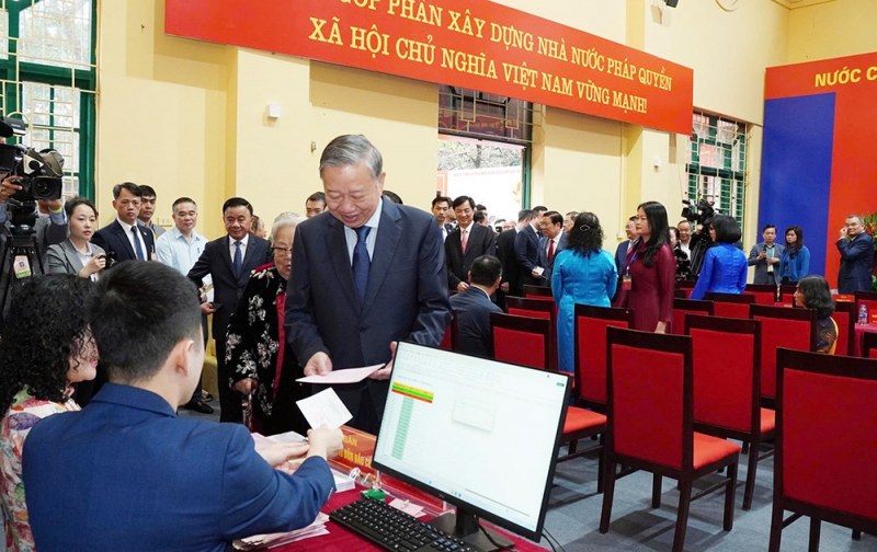 Cử tri cả nước thực hiện quyền và nghĩa vụ thiêng liêng của công dân