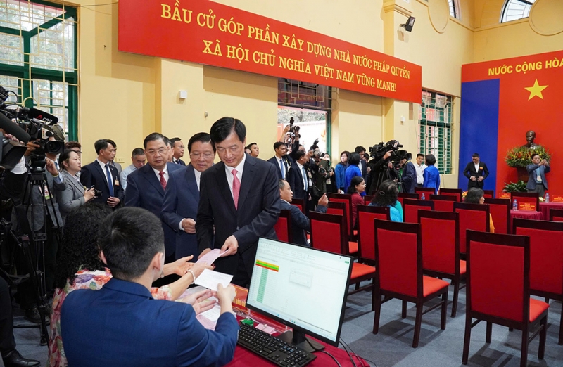 Cử tri cả nước thực hiện quyền và nghĩa vụ thiêng liêng của công dân