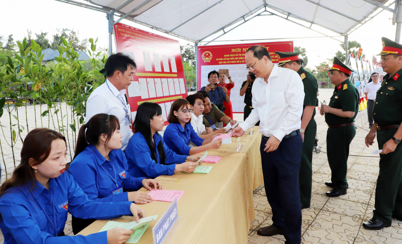 Cử tri cả nước thực hiện quyền và nghĩa vụ thiêng liêng của công dân