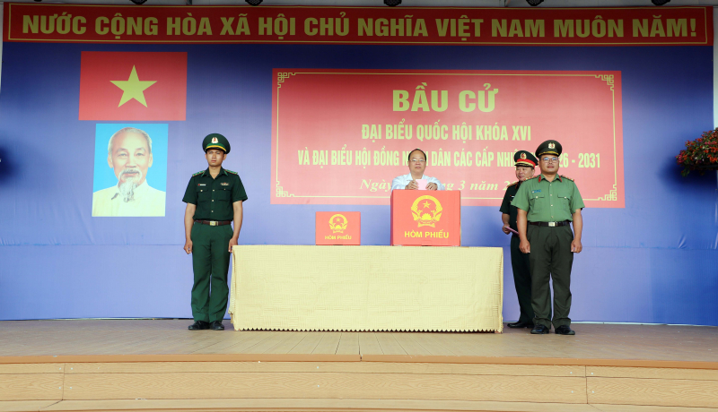 Cử tri cả nước thực hiện quyền và nghĩa vụ thiêng liêng của công dân