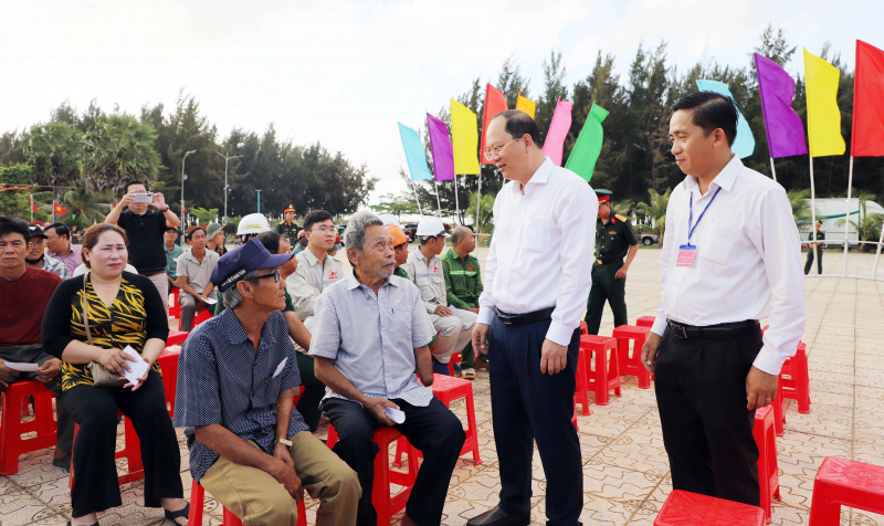 Cử tri cả nước thực hiện quyền và nghĩa vụ thiêng liêng của công dân