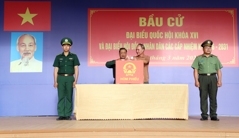 Cử tri cả nước thực hiện quyền và nghĩa vụ thiêng liêng của công dân