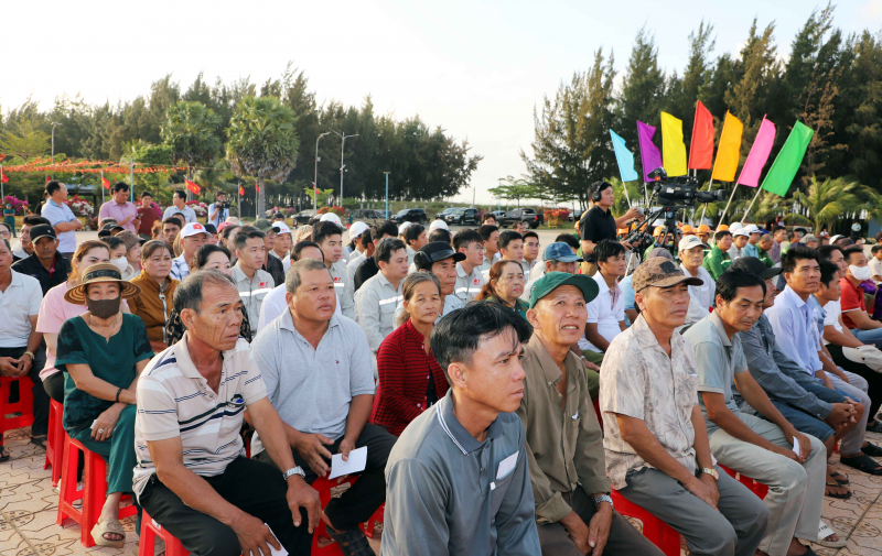 Cử tri cả nước thực hiện quyền và nghĩa vụ thiêng liêng của công dân