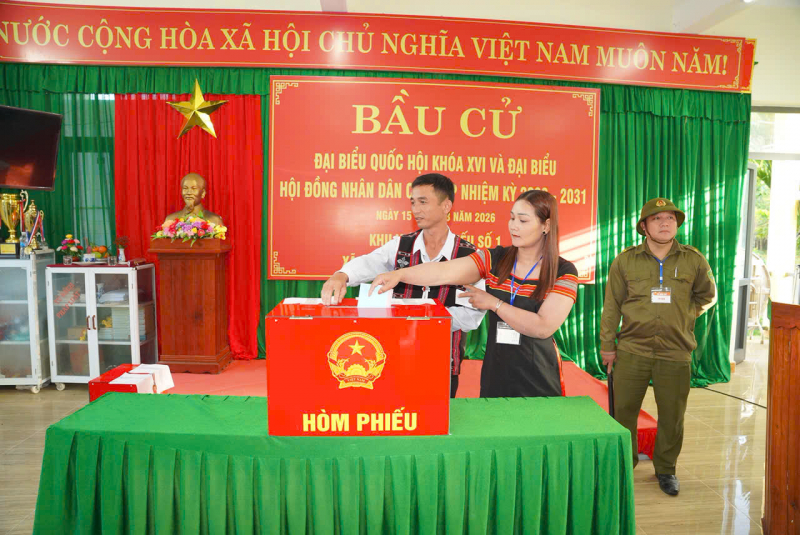 Cử tri cả nước thực hiện quyền và nghĩa vụ thiêng liêng của công dân