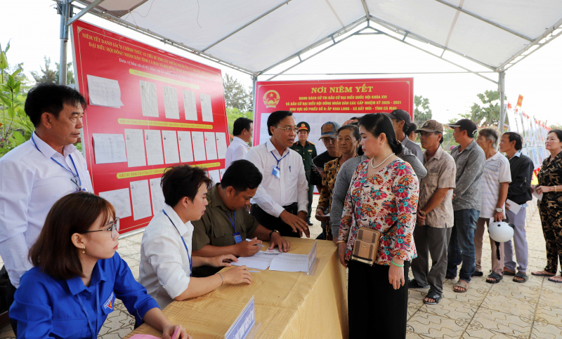 Cử tri cả nước thực hiện quyền và nghĩa vụ thiêng liêng của công dân