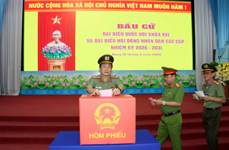 Cử tri cả nước thực hiện quyền và nghĩa vụ thiêng liêng của công dân