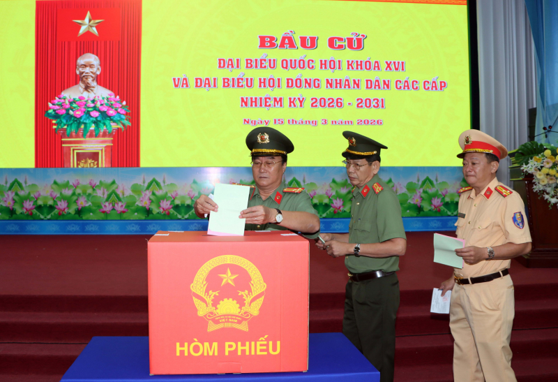 Cử tri cả nước thực hiện quyền và nghĩa vụ thiêng liêng của công dân