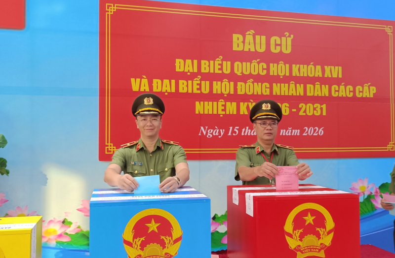 Cử tri cả nước thực hiện quyền và nghĩa vụ thiêng liêng của công dân