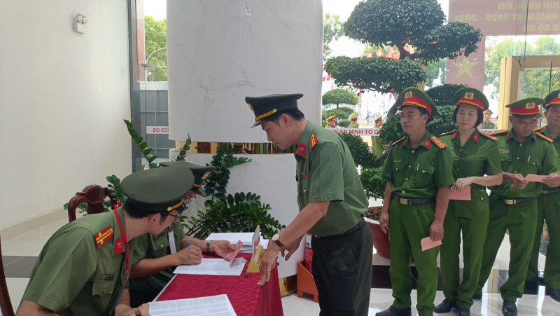 Cử tri cả nước thực hiện quyền và nghĩa vụ thiêng liêng của công dân