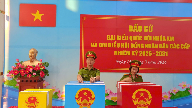 Cử tri cả nước thực hiện quyền và nghĩa vụ thiêng liêng của công dân