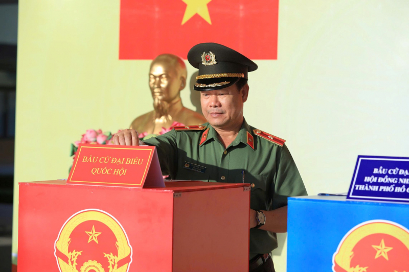 Cử tri cả nước thực hiện quyền và nghĩa vụ thiêng liêng của công dân