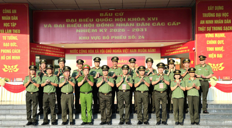 Cử tri cả nước thực hiện quyền và nghĩa vụ thiêng liêng của công dân