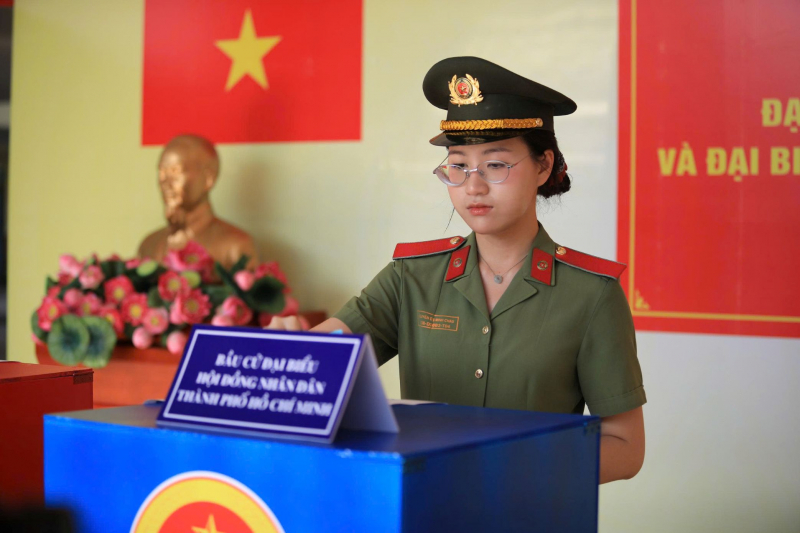 Cử tri cả nước thực hiện quyền và nghĩa vụ thiêng liêng của công dân