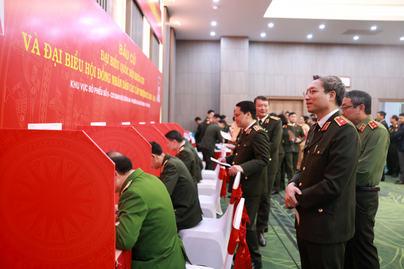 Cử tri cả nước thực hiện quyền và nghĩa vụ thiêng liêng của công dân