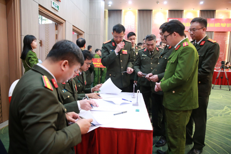 Cử tri cả nước thực hiện quyền và nghĩa vụ thiêng liêng của công dân