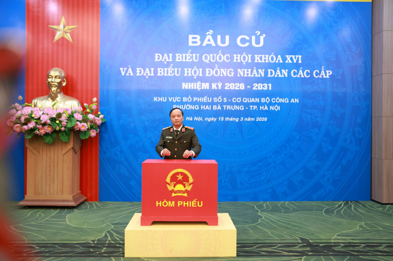 Cử tri cả nước thực hiện quyền và nghĩa vụ thiêng liêng của công dân