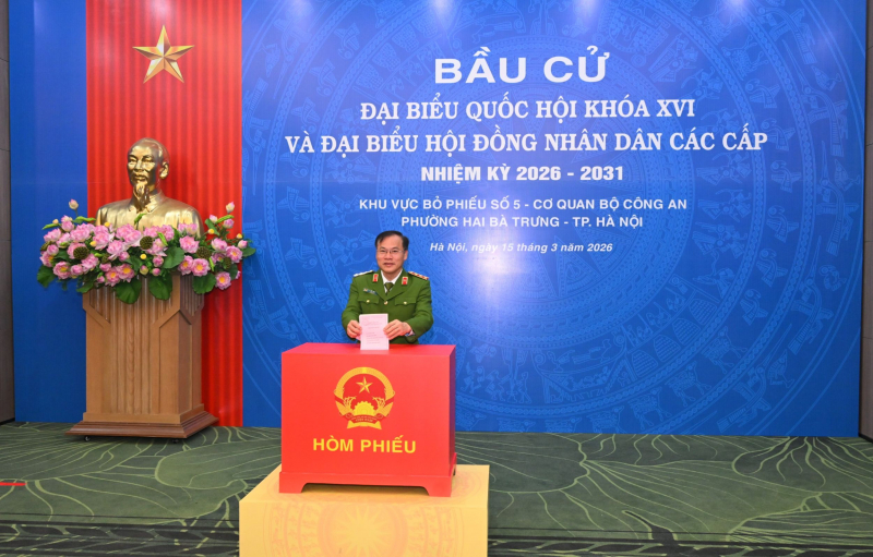 Cử tri cả nước thực hiện quyền và nghĩa vụ thiêng liêng của công dân