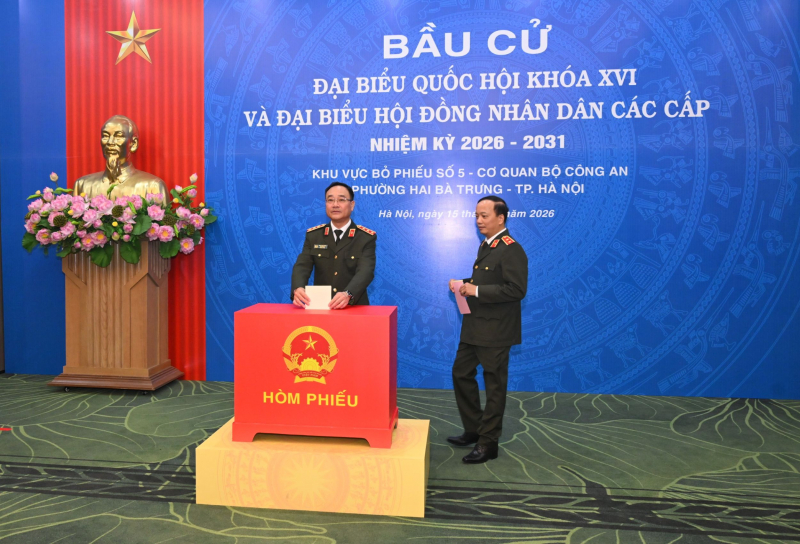 Cử tri cả nước thực hiện quyền và nghĩa vụ thiêng liêng của công dân