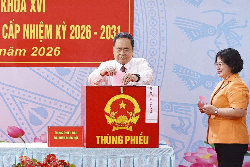 Cử tri cả nước thực hiện quyền và nghĩa vụ thiêng liêng của công dân