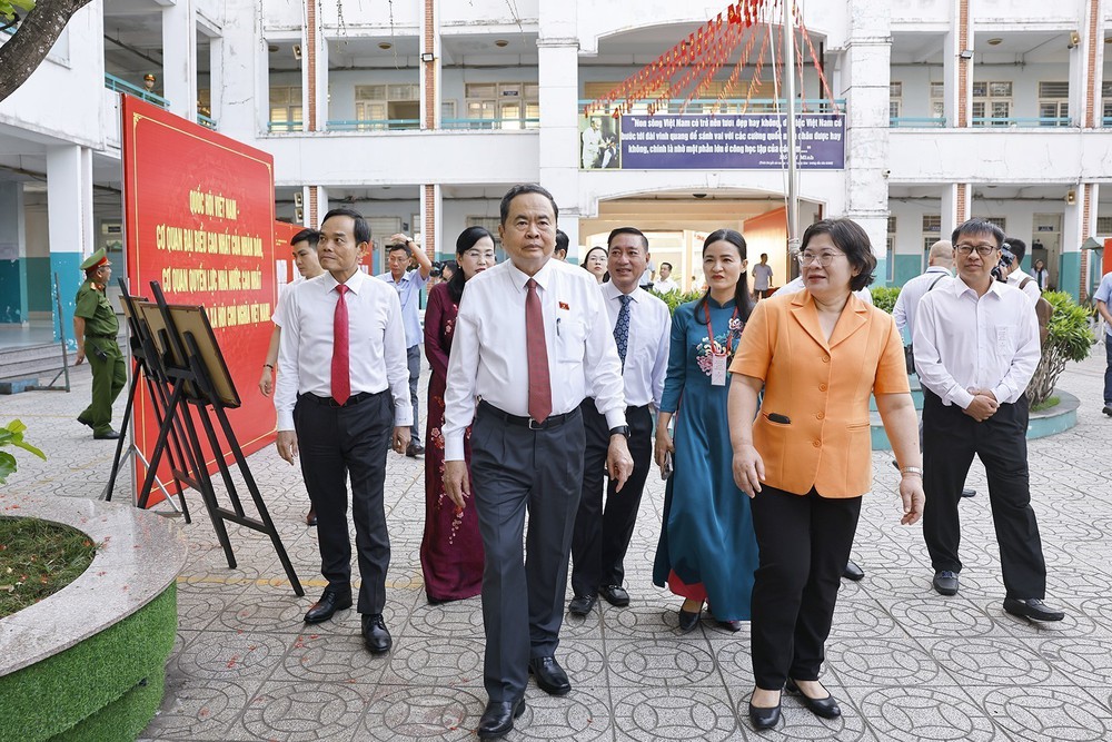 Cử tri cả nước thực hiện quyền và nghĩa vụ thiêng liêng của công dân